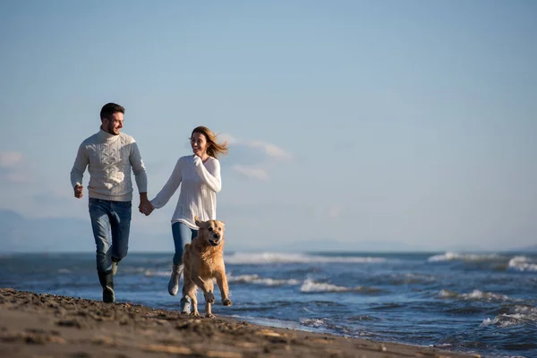 Koppel Met Hond Hebben Plezier Strand Herfstdag — Stockfoto