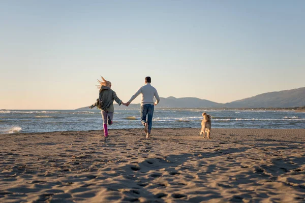 Paar Mit Hund Amüsiert Sich Herbsttag Strand — Stockfoto
