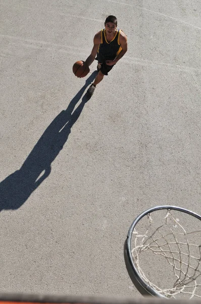 Άνθρωπος Που Παίζει Μπάσκετ Του Δρόμου — Φωτογραφία Αρχείου