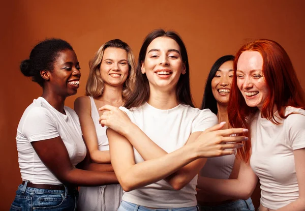 若い白人アフロスキャンディナヴィアの女性が茶色い背景で一緒に陽気で多様な国籍の人々のコンセプト — ストック写真