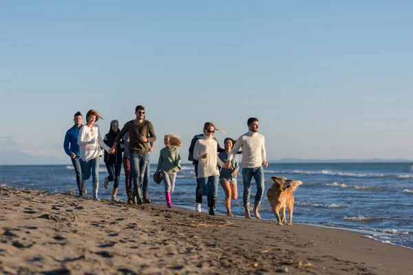 Gruppe Von Freunden Läuft Einem Herbsttag Strand — Stockfoto