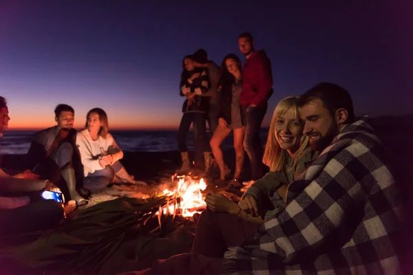 在夕阳西下的海滩上和朋友们在一起享受 — 图库照片