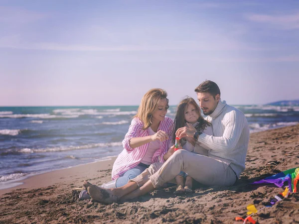 Jonge Familie Genieten Van Vakantie Tijdens Herfstdag — Stockfoto