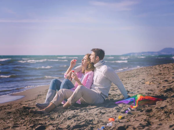 Pareja Joven Disfrutando Del Tiempo Juntos Playa —  Fotos de Stock