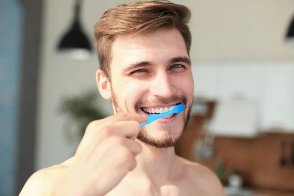 Borsta Tänderna Morgonen Snygg Ung Skäggman Som Borstar Tänderna Och — Stockfoto