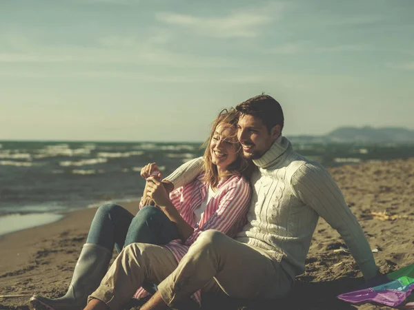 Junges Paar Genießt Die Gemeinsame Zeit Strand — Stockfoto