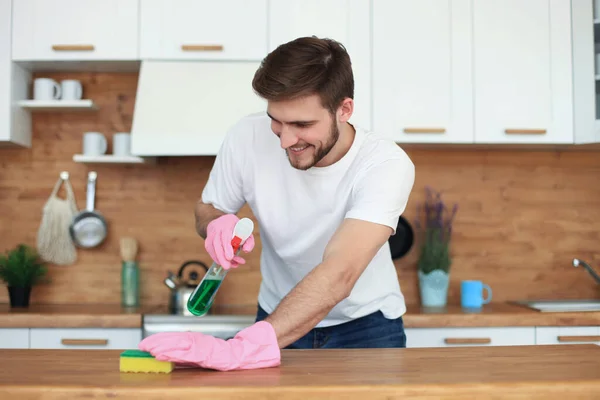 Ένας Όμορφος Άντρας Καθαρίζει Την Κουζίνα Στο Σπίτι — Φωτογραφία Αρχείου