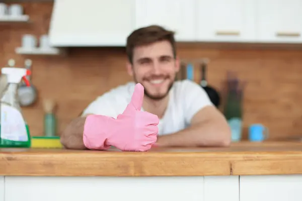 Jonge Knappe Lachende Man Die Moderne Keuken Schoonmaakt — Stockfoto
