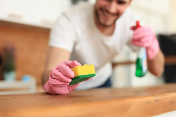 Jovem Bonito Sorridente Homem Limpeza Moderna Cozinha — Fotografia de Stock