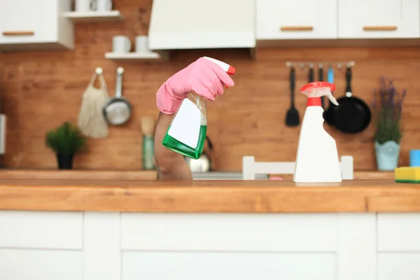 Jovem Solteiro Bonito Homem Limpeza Moderna Cozinha — Fotografia de Stock