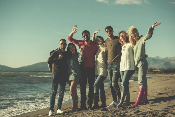 Retrato Amigos Divirtiéndose Playa Durante Día Otoño —  Fotos de Stock