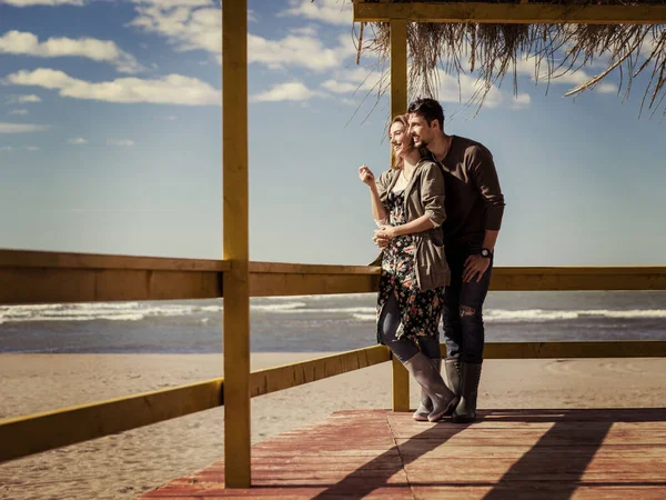 Paar Plaudert Und Amüsiert Sich Der Strandbar — Stockfoto