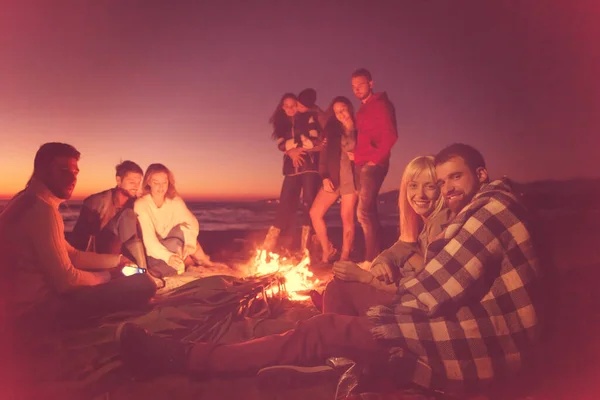 在夕阳西下的海滩上和朋友们在一起享受 — 图库照片