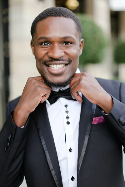Portret Van Een Afro Amerikaanse Knappe Man Pak Lachend — Stockfoto
