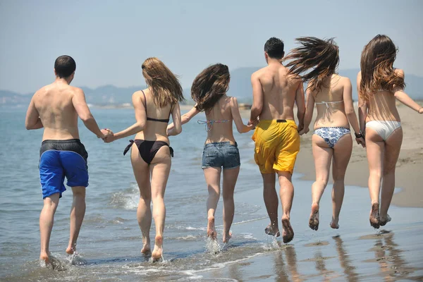 Grupo Personas Felices Divertirse Correr Playa —  Fotos de Stock