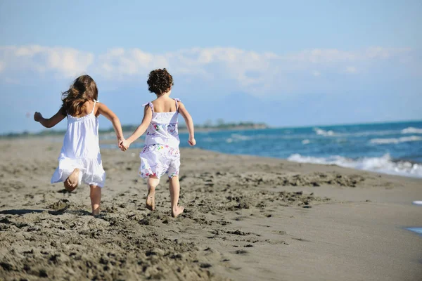 可爱的小女孩在海滩上奔跑 — 图库照片