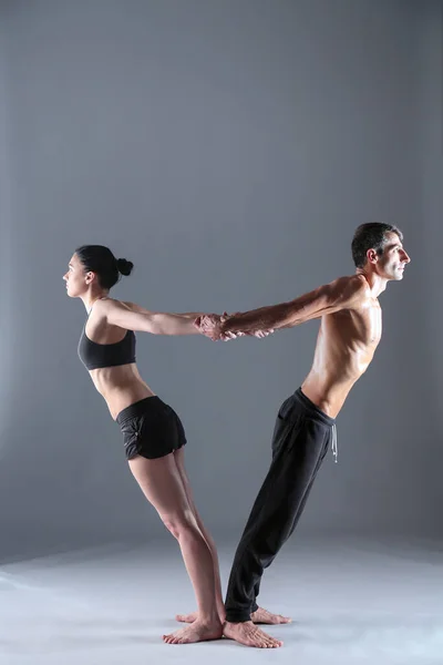 年轻夫妇一起练习杂技瑜伽工作室在垫子上 几个瑜伽 双人瑜伽 — 图库照片