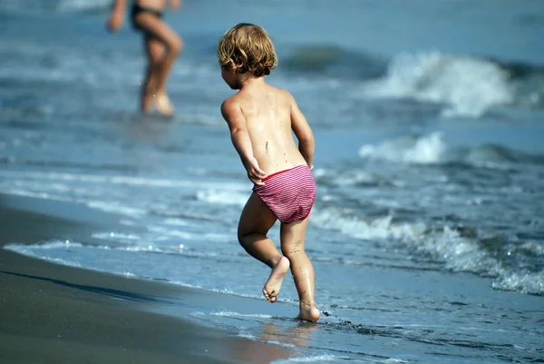Kleines Mädchen Läuft Strand — Stockfoto