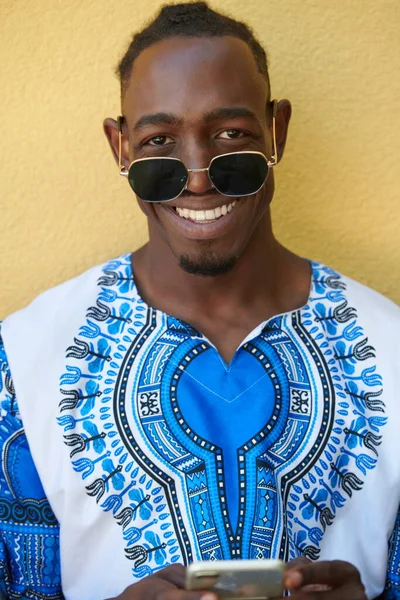 Коренной Африканский Черный Мужчина Помощью Смартфона — стоковое фото