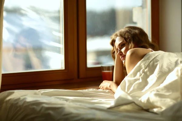Pencere Yakınındaki Erken Sabah Yatakta Yatan Kadın — Stok fotoğraf