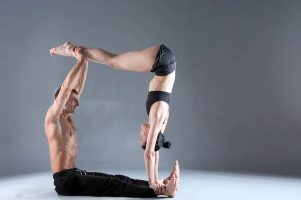 Pareja Joven Practicando Acro Yoga Estera Estudio Juntos Acroyoga Par —  Fotos de Stock