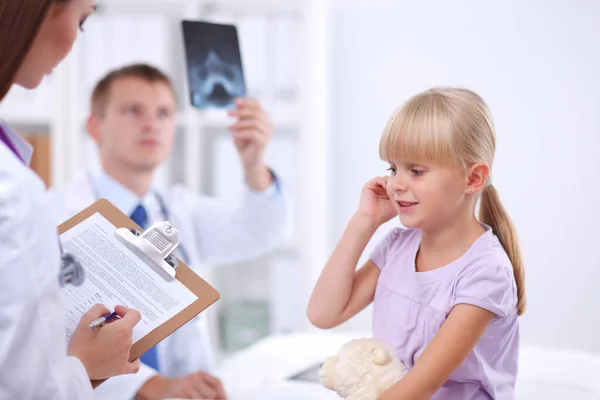 Vrouwelijke Arts Onderzoekt Kind Met Stethoscoop Bij Chirurgie — Stockfoto