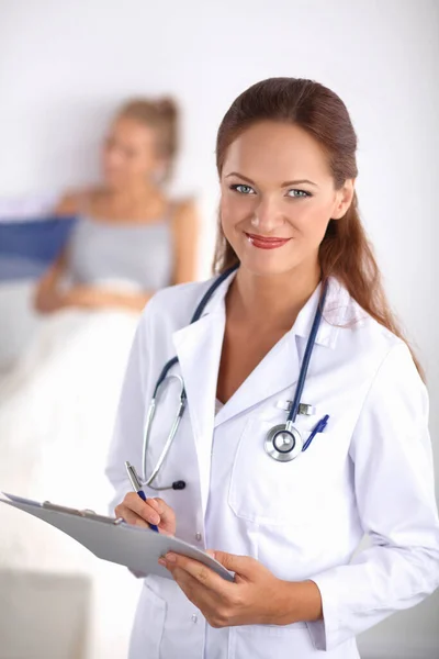 Usmívající Doktorka Složkou Uniformě Stojící Nemocnici — Stock fotografie
