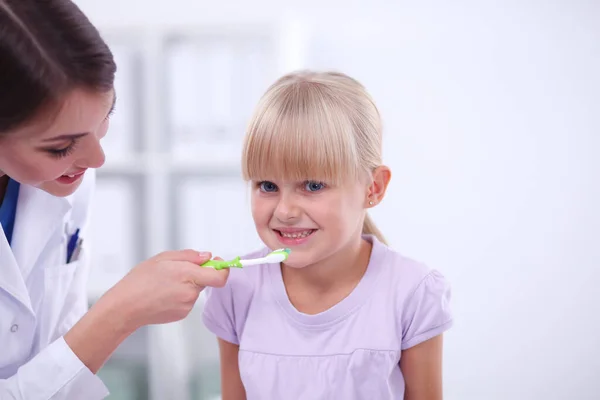 Dentysta Dziewczynka Gabinecie Dentystycznym — Zdjęcie stockowe