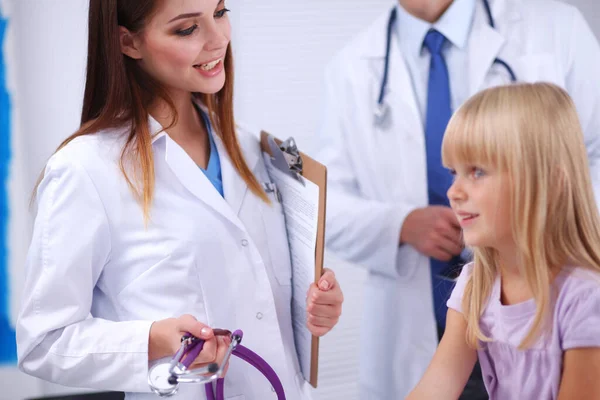 Vrouwelijke Arts Onderzoekt Kind Met Stethoscoop Bij Chirurgie — Stockfoto