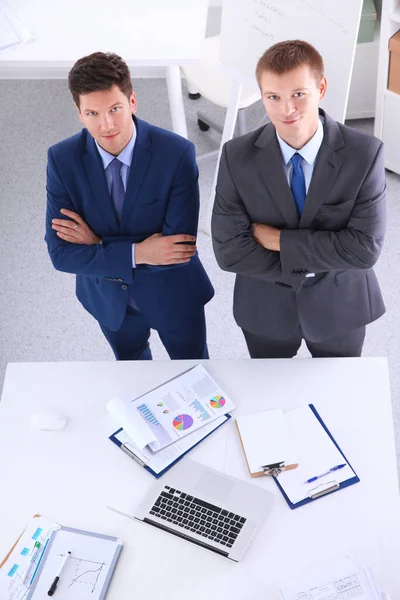 Dwóch Biznesmenów Stałego Pustej Kartce Papieru — Zdjęcie stockowe