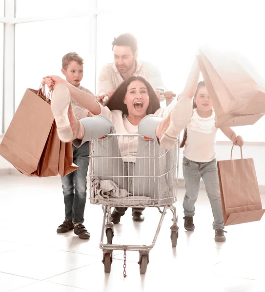 Χαρούμενη Οικογένεια Πηγαίνει Ψώνια Για Μια Υπεραγορά — Φωτογραφία Αρχείου