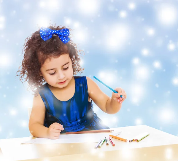 Маленькая Девочка Рисует Столом Карандашами — стоковое фото