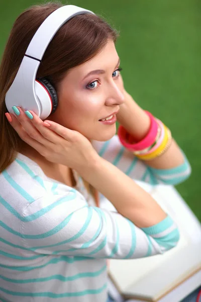 Mujer Escuchando Música Sentada Hierba — Foto de Stock