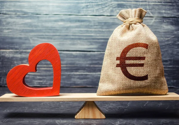 Euro Taška Peníze Červené Srdce Váze Pojetí Financování Životního Zdravotního — Stock fotografie