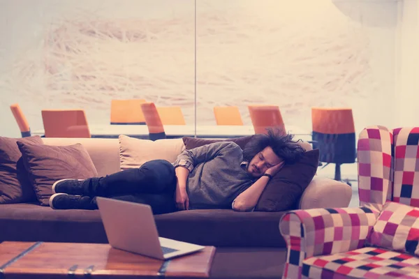 Hombre Durmiendo Sofá Una Oficina Creativa — Foto de Stock