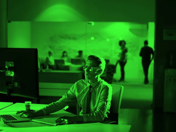 Человек Работающий Компьютером Темном Офисе — стоковое фото
