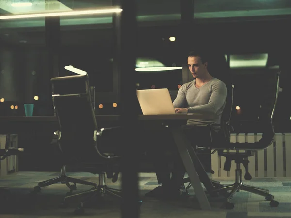 Человек Работает Ноутбуке Темном Офисе — стоковое фото