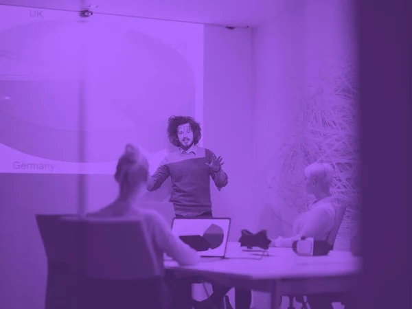 Startup Business Team Een Vergadering Een Modern Nachtkantoorgebouw — Stockfoto