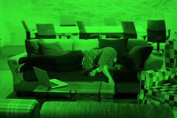 Człowiek Śpi Kanapie Biurze Creative — Zdjęcie stockowe