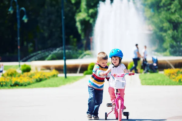 Ragazzo Ragazza Nel Parco Imparare Andare Bicicletta — Foto Stock