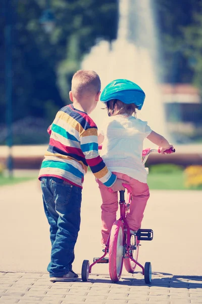 Menino Menina Parque Aprendendo Andar Bicicleta — Fotografia de Stock