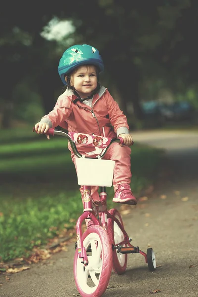 Bisikletli Küçük Kız — Stok fotoğraf