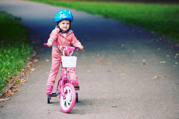 Bambina Con Bicicletta — Foto Stock