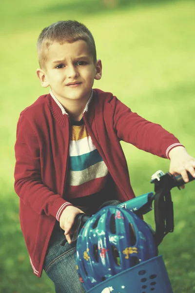 Junge Mit Dem Fahrrad Park — Stockfoto