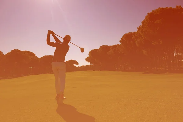 Golfspieler Schlägt Weitschuss — Stockfoto