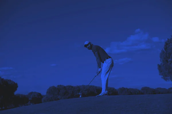 Jogador Golfe Bater Tiro Escuro — Fotografia de Stock
