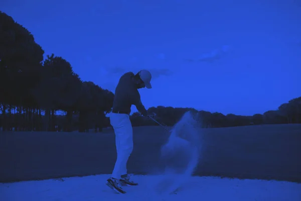 Golfer Schlägt Bei Sonnenuntergang Sandbunker Ein — Stockfoto