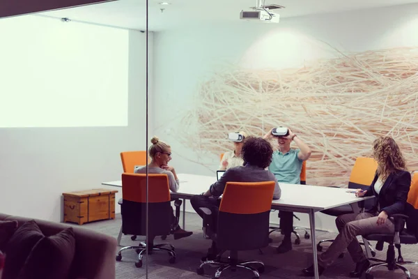 Opstarten Bedrijf Team Met Behulp Van Virtual Reality Headset — Stockfoto