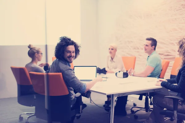 Startup Business Team Een Vergadering Een Modern Nachtkantoorgebouw — Stockfoto