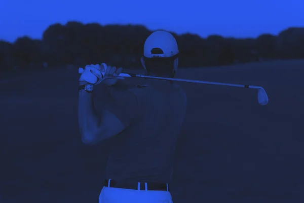 Golfer Schlägt Bei Sonnenuntergang Sandbunker Ein — Stockfoto